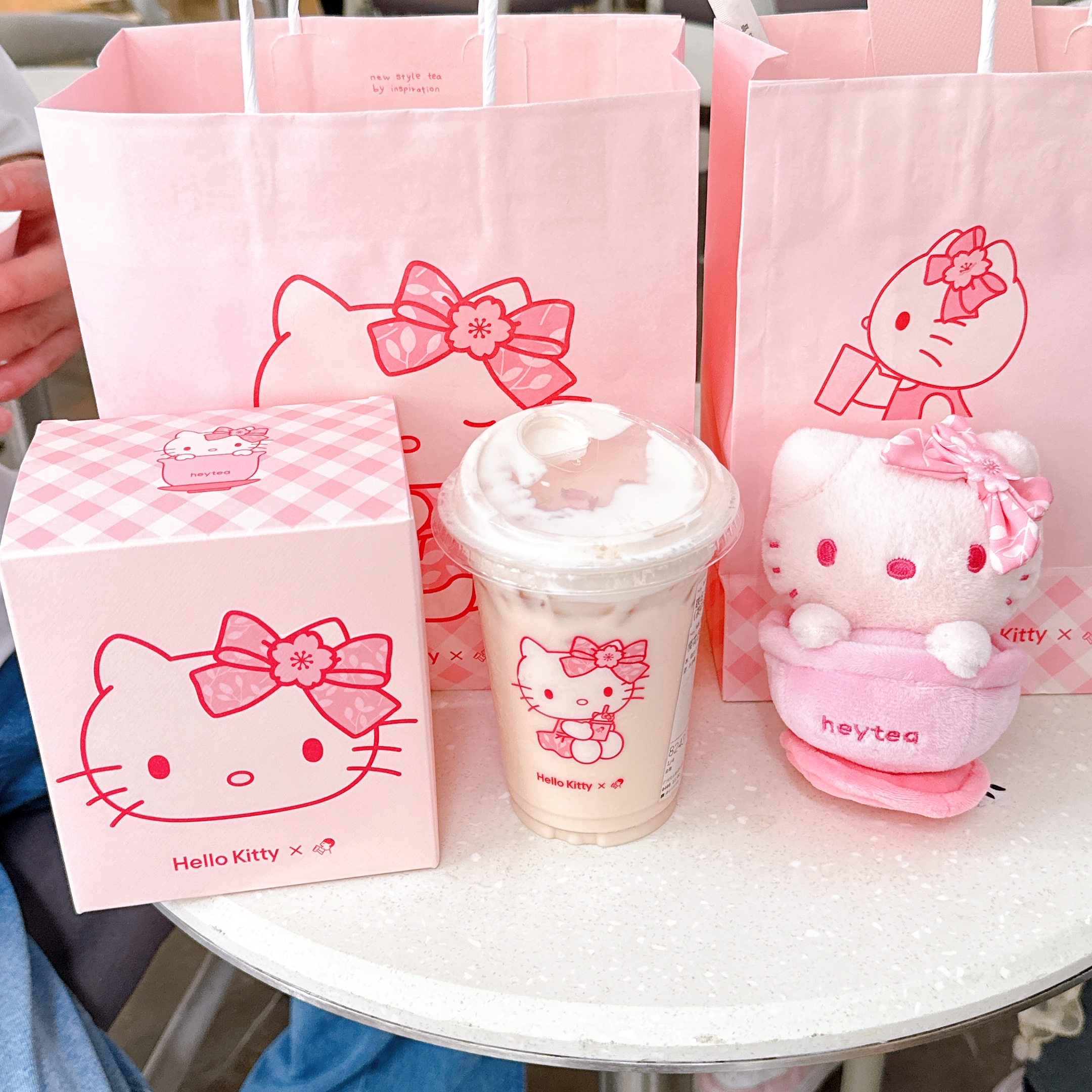 喜茶x Hello Kitty粉紅櫻花限定款公仔掛飾 超級難買