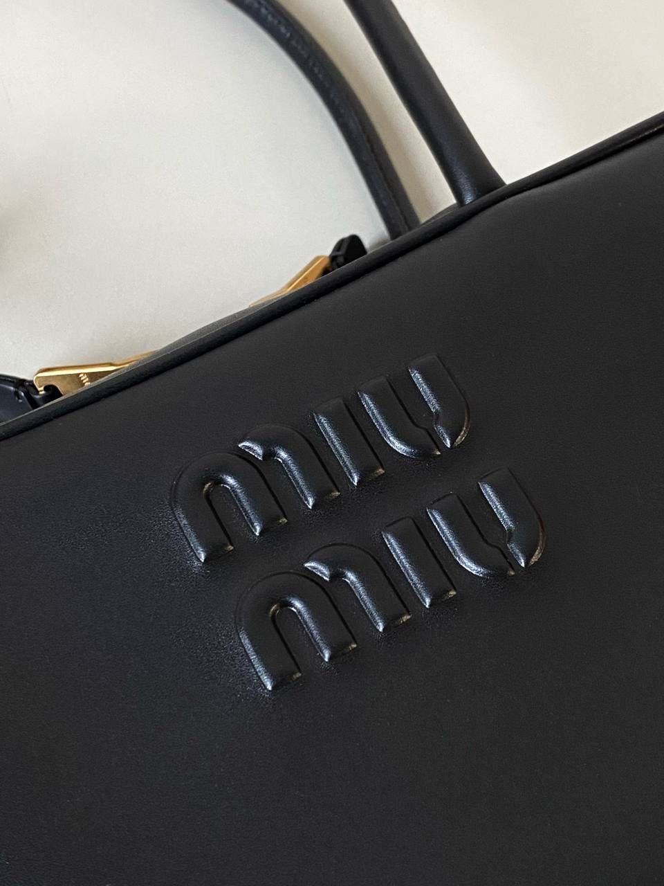 🈶黑色 | 小号 𝗠𝗶𝘂𝗠𝗶𝘂公文包，大爆款 谁懂啊！小号也太好背了 今年九月份新推出的新尺寸❗️小个子的大福音哇！ 大号hold不住的姐妹，这个号就非常合适了！ 手拎肩背都刚刚好，小巧又不压个子 小号：18×30×9cm #F0020m 大号：23x34x10cm