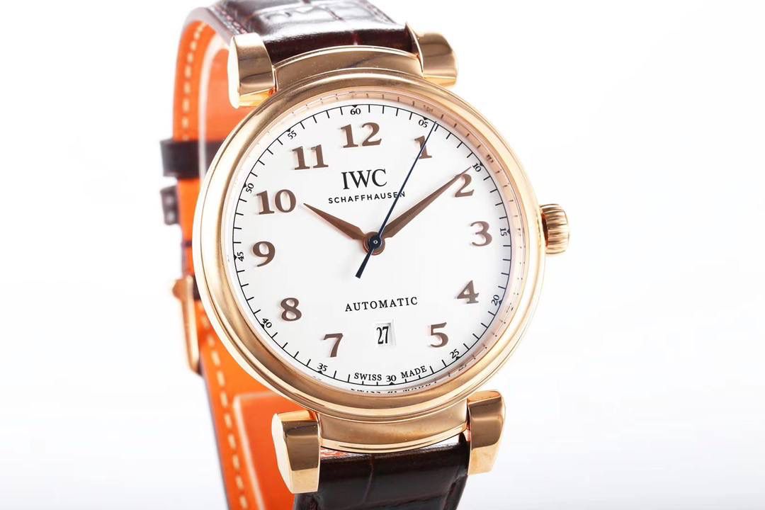 IWC达文西系列 【温文尔雅 表中典范】MK万国新款腕表——达文西356601横空出世。尺寸40毫米X10毫米 柔软耐用的ITALY小牛皮表带配合传统式精钢表扣，最大限度满足了舒服贴手的体验。【表壳】每一个浑圆型的表壳都经过mk制表师专心致志的打磨，可移动式表耳使表带更加贴合手腕。两者配合使腕表产生独特的复古魅力。【表盘】铜制的表盘加入镀银的工艺 mk探索正品工艺不断挖掘原装技术本源。每一个阿拉伯刻度都由mk制表师镶贴而上，体现其精湛的技艺。字面上的logo印刷采用于原装一样的浮雕式印刷工艺，美轮美奂且富有立体感。【机芯】采用优雅纤薄的海鸥2892自动上弦机芯，具备逆时针调试日历的功能（吻合正品）我们精心制作出万国表独特的外观魅力，更是追求复刻其内在的灵魂。