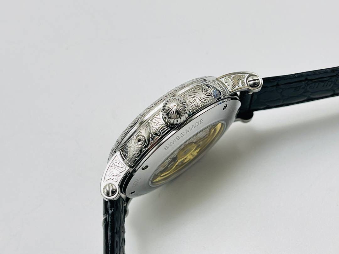 经典再续 百达翡丽古典表系列——5296-001．铂金V4升级版🤩😍细节方面： 1⃣️全新904L打造整体壳套，完善表壳细节，提升打磨质量，独家还原出正品的完美比例和特有质感。日历窗口改大小与正品一致，而非普通正常窗口！ 2⃣️刻度，指针采用最新的贵金属电镀技术加持，效果更佳出彩！ 3⃣️“锅盖型”微凸蓝宝表镜，版型与正品一致，效果通透，辨时清晰。 4⃣️【引领一体机时代】采用定制版Cal.9015改324机芯，超薄稳定性强！ 5⃣️【表带】经典意大利小牛皮表带，纹路清晰，质感上乘。针式表扣打磨齐整光亮，通用原装无压力。