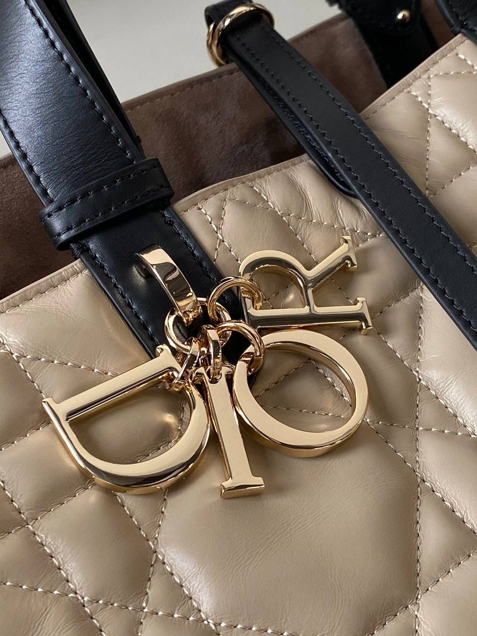 🈶米色拼黑，中号 𝗗𝗜𝗢𝗥 𝗧𝗼𝘂𝗷𝗼𝘂𝗿𝘀添新颜色啦！ 秋冬季百搭色，妥妥的慵懒风 奶茶拼皮 过分温柔了！相比纯色更独特 整体简洁大气，随便手拎都很洋气 28.5×19×21.5cm，#m1292m