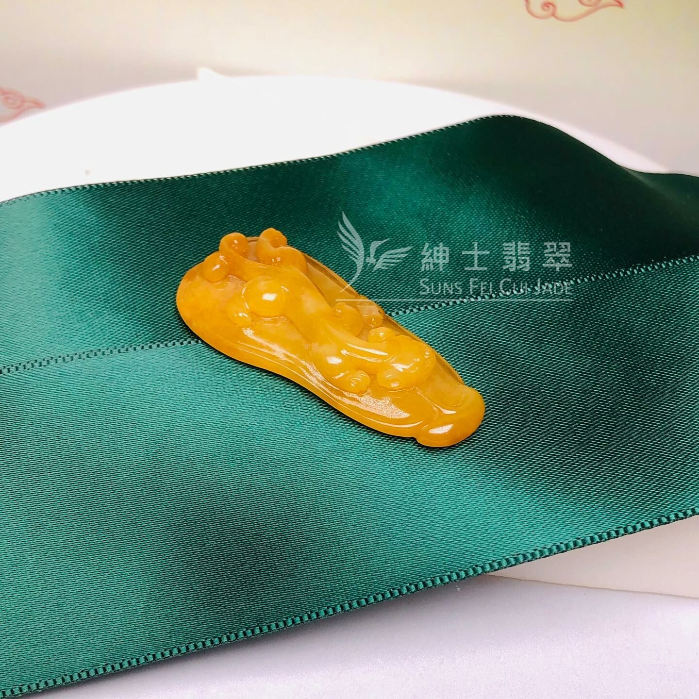 滿色翡玉螭龍吊墜