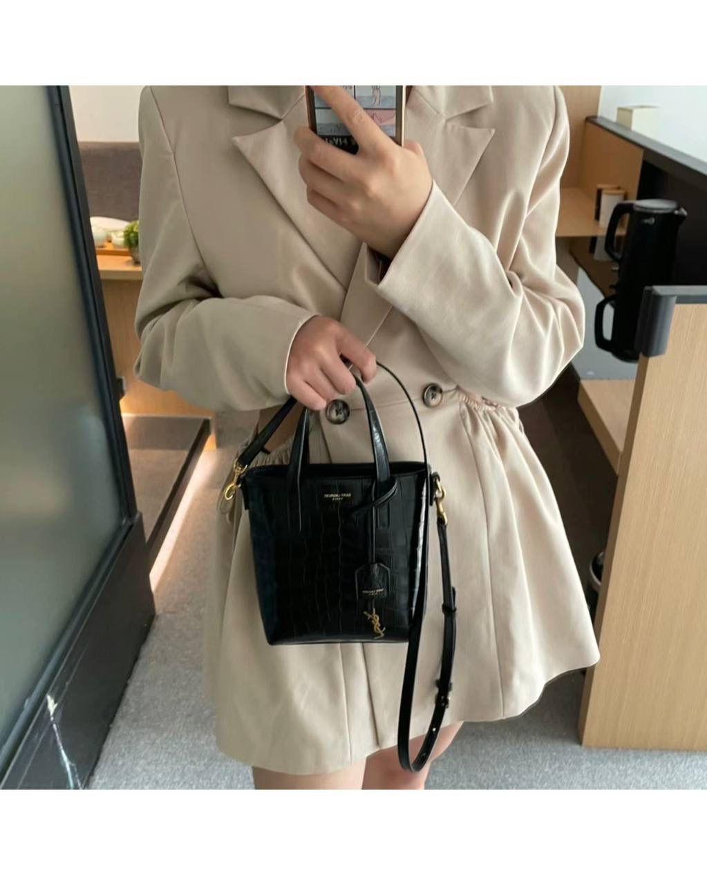 ys1 mini tote鳄鱼纹🐊 这只包在mini包中一定有它的一席之地 第一，它包身够小够可爱 第二，它容量够大够能装 第三，它鳄鱼纹压纹够抗造 就冲这三点，几乎没有哪个小可爱能打得过它 小手提➕可拆卸肩带的设计在实背性上也更出挑 没有槽点的小可爱，我超爱！！ 必须zp开发的啦，相似度看对比图！ 质量就请放心的交给我们哈！ 鳄鱼纹：18×17×8cm712367m