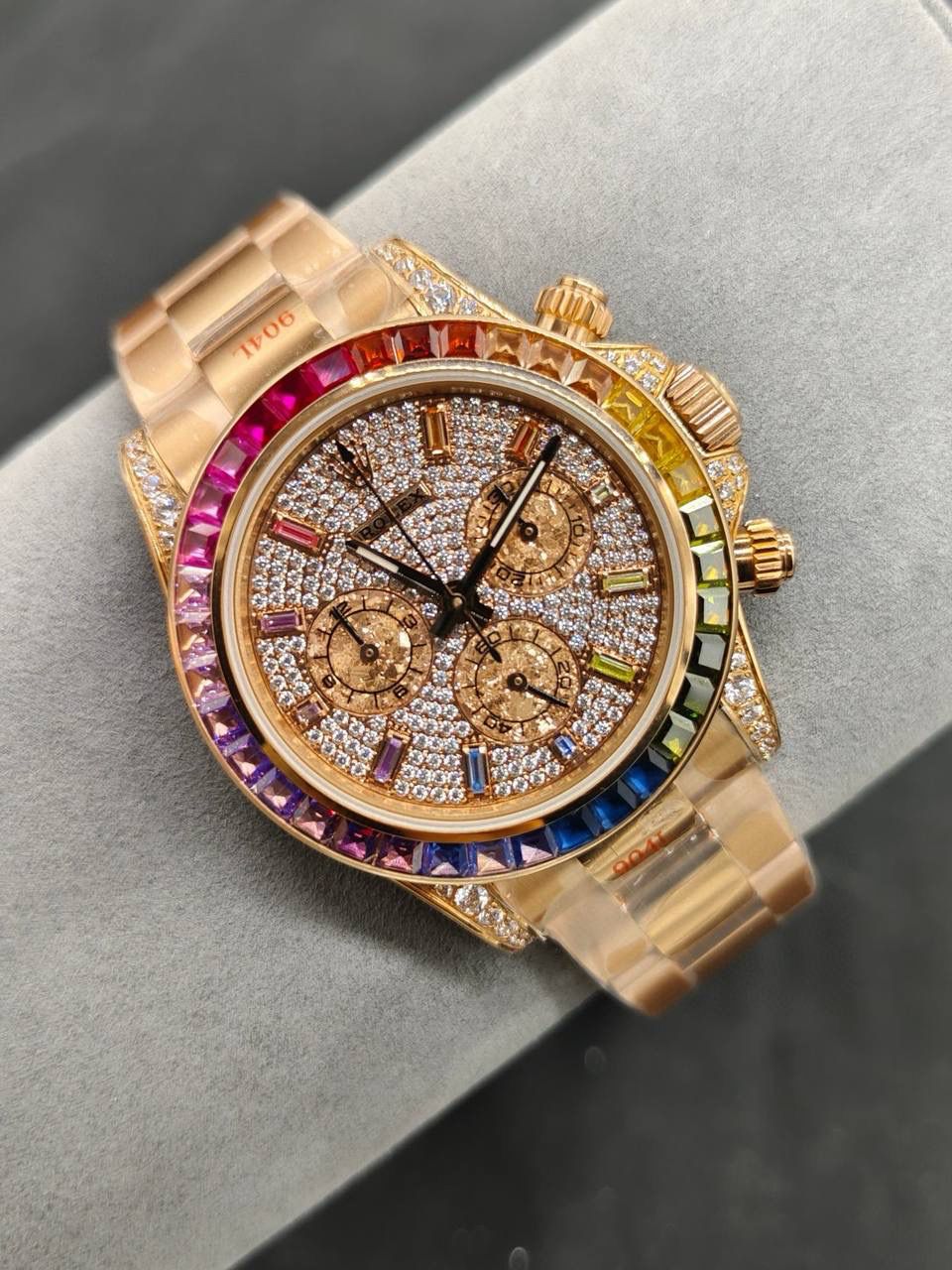 劳家 ROLEX 迪通拿系列 🎮OM6 飞越彩虹之巅---劳力士彩虹迪通拿 铂金眼 铂金小眼Cal.7750机械计时， “二代彩虹迪通拿”表壳、表带采用316L精钢材质打磨，每个壳套全程CNC处理所有细节，再经过人工流程润饰，打磨和检测做工精细，圈口角度与宝石大小数量颜色跟专柜彩虹渐变效果一致，玻璃使用蓝宝石透彻效果镜面，机芯采用7750全自动计时机械机芯，🎮 表带分别全人工镶钻精钢实心表带OR进口氟橡胶表带，配备防止意外打开的蚝式保险扣，佩戴舒适，操作也十分简便！ 这款腕表最大的特点莫过于表圈的七彩宝石和字面的十二个彩钻刻度，彩色渐变效果一一对应，这些宝石闪耀着红橙黄绿青蓝紫等斑斓的色彩，恰似添上曼妙多姿的变化色彩，劳力士精心挑选了玲珑精巧的宝石，并组合镶嵌在了一起，为腕表赋予了奇异的光彩。🎮