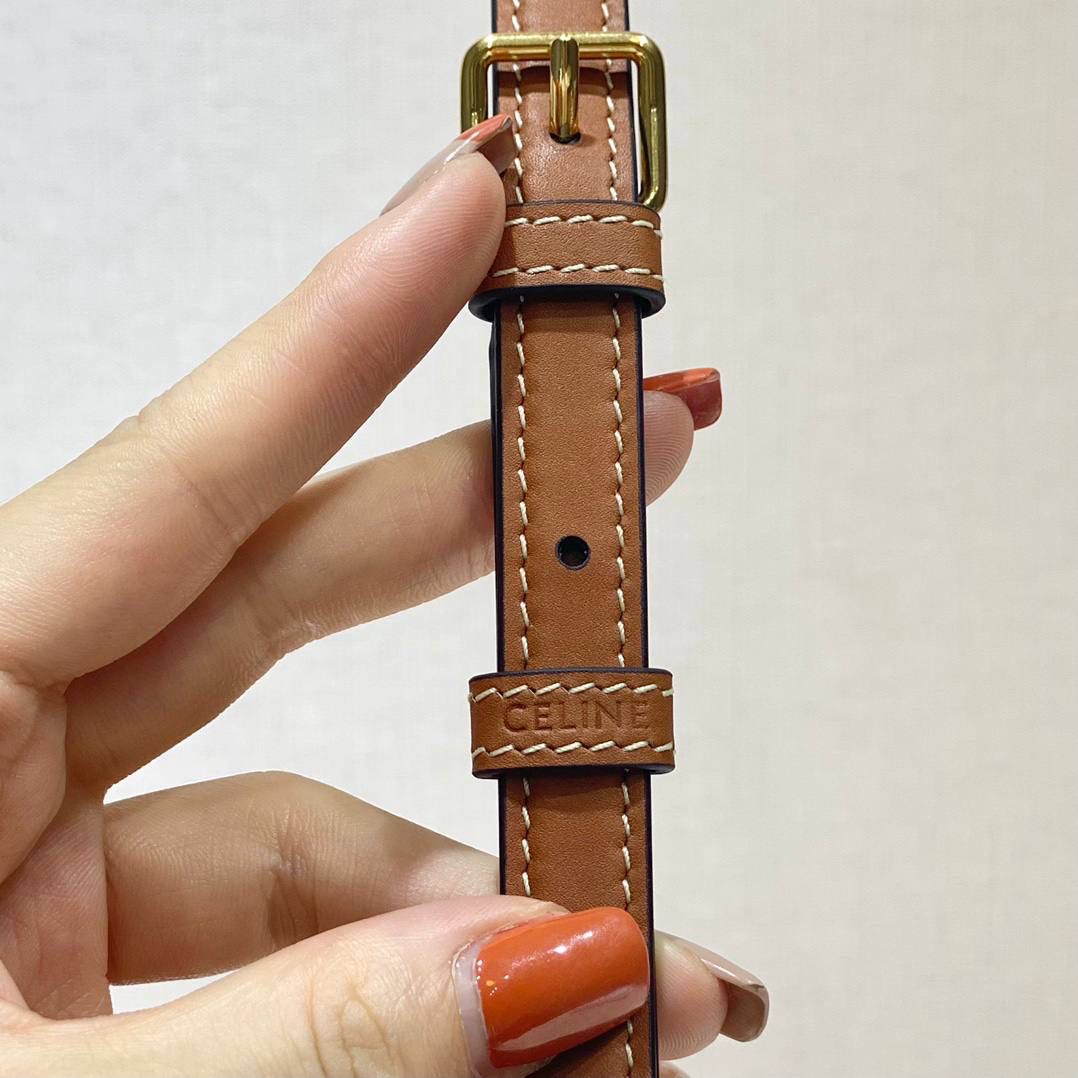 🔥大货实拍图 𝗖𝗘𝗟𝗜𝗡𝗘 ♥ 𝗧𝗥𝗜𝗢𝗠𝗣𝗛𝗘 𝗦𝗛𝗢𝗨𝗟𝗗𝗘𝗥 𝗕𝗔𝗚 感觉这两年𝐂𝐞𝐥𝐢𝐧𝐞是不是打开了任督二脉！出的包是越来越绝了！新款凯旋门腋下包简直惊喜爆棚！确认过眼神是我想要的包！必须要拥有的那种❗️型号：194143 尺寸：20*10*4cm