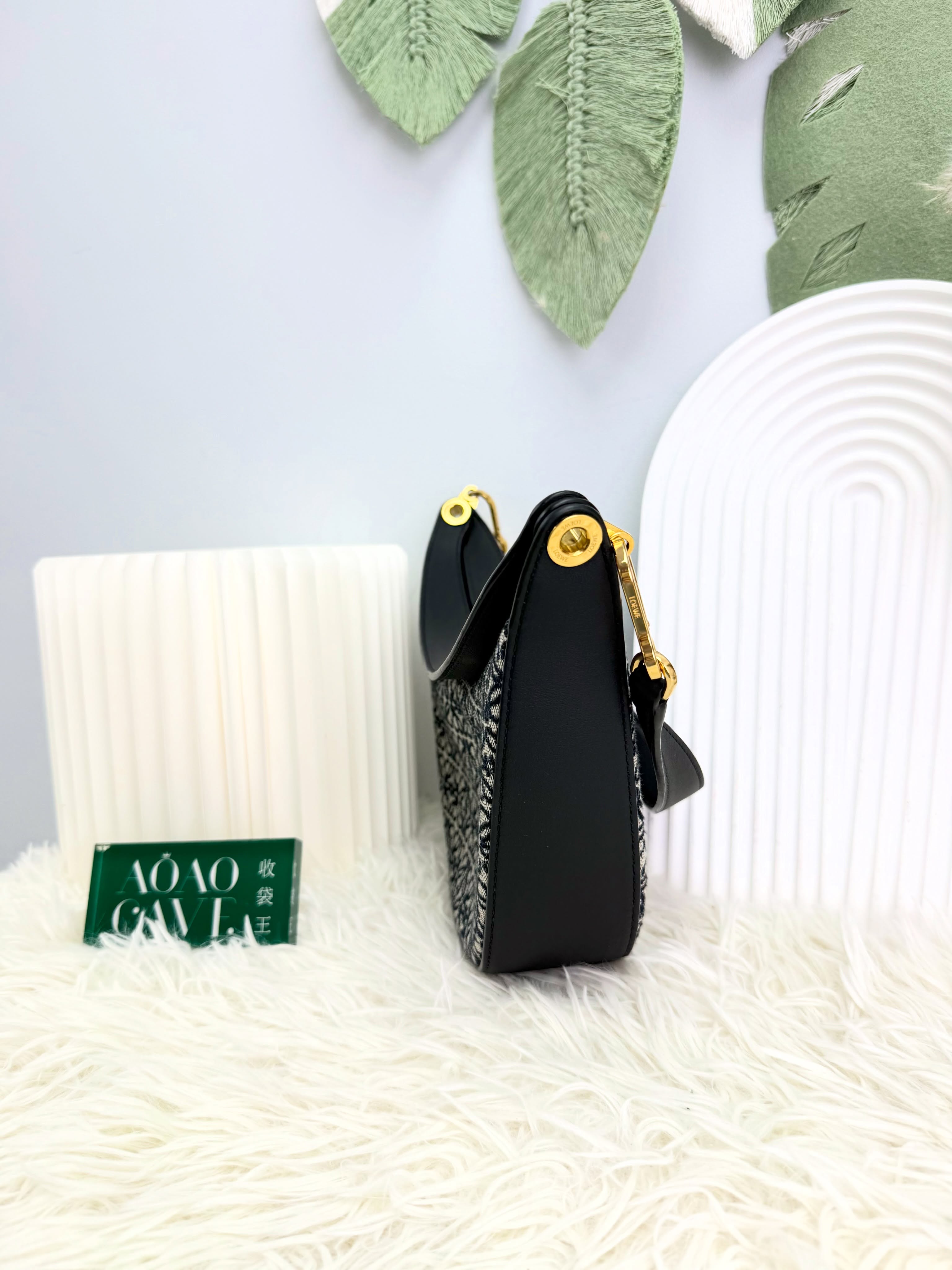 Loewe👜 PRE OWNED 🛍️黑色老花刺繡 Luna半月包 Small Anagram🖤 
