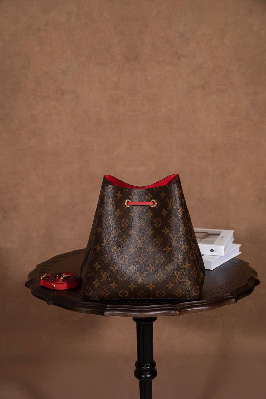 LV水桶包🎀 尺寸 26×26×17.5cm▪️ 这是很多人入门都会选的经典款，超受欢迎！原本在 1932 年是用来装香槟的酒袋，现在变成超时尚的水桶包，经典到不行，被叫“经典之王”一点都不过分😍💯