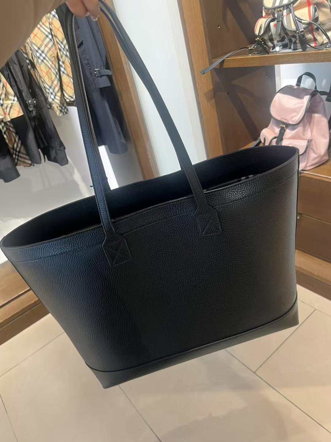預購 Burberry🌈🌈 折扣款 全皮tote bag Sale Black / white