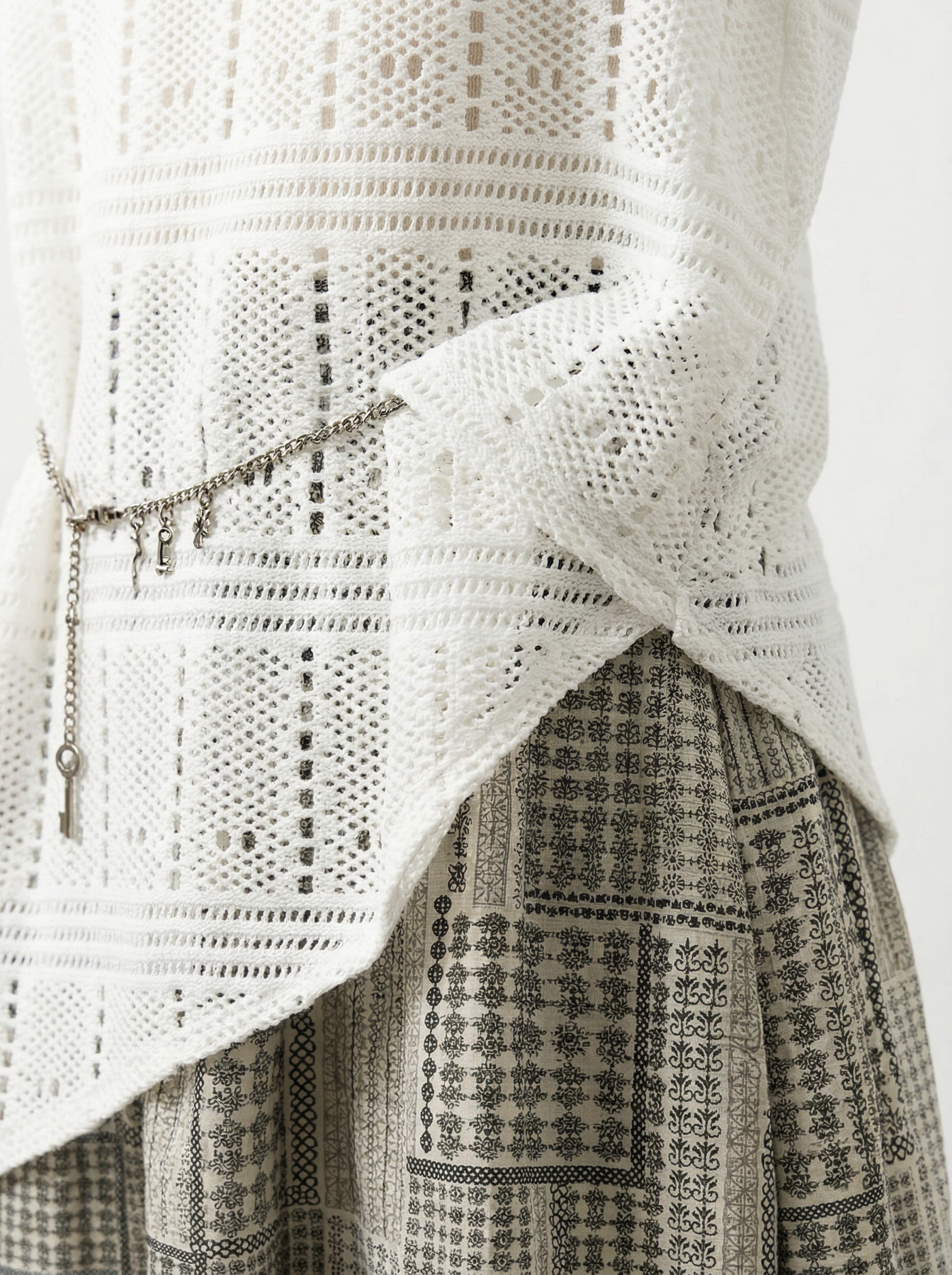 米白色蕾絲鏤空荷葉邊不對稱連衣裙