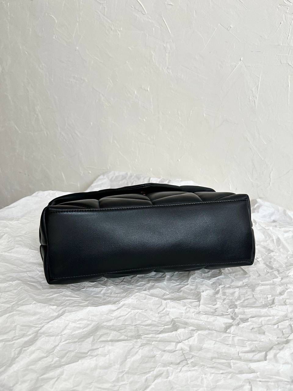 小号黑金🔒 ys1 loulou puffer绗缝羊皮包 每家每户都有出个软绵绵的云朵包 它能从中脱颖而出有它的道理 特别洋气千金风，上身是真好看！ 小羊皮手感也软乎乎的很舒服 自重轻容量大～ 通勤日常都no problem☺️ 29×17×11cm577476m