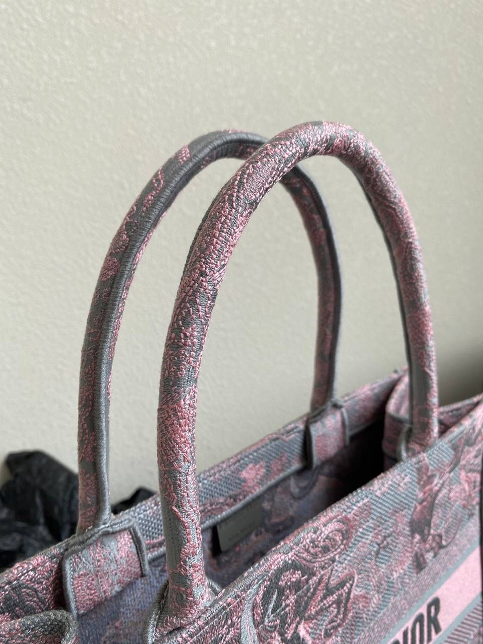 🈶粉灰老虎，中号 𝗖𝗗 𝗕𝗼𝗼𝗸 𝘁𝗼𝘁𝗲丛林系列购物袋 全手工立体刺绣 凹凸有致 浓厚的复古艺术气息简直是行走的艺术品 💐🎀 超大容量更是吹爆它 特别适合想把整个家带出门的姑娘 妈咪袋 公文包 旅行出游好帮手 时髦精凹造型必须拥有🤟🏻 36×27×16cm