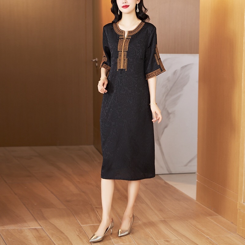 B17(9512) 新中式气质香云纱刺撞色绣边领与袖黑连身裙