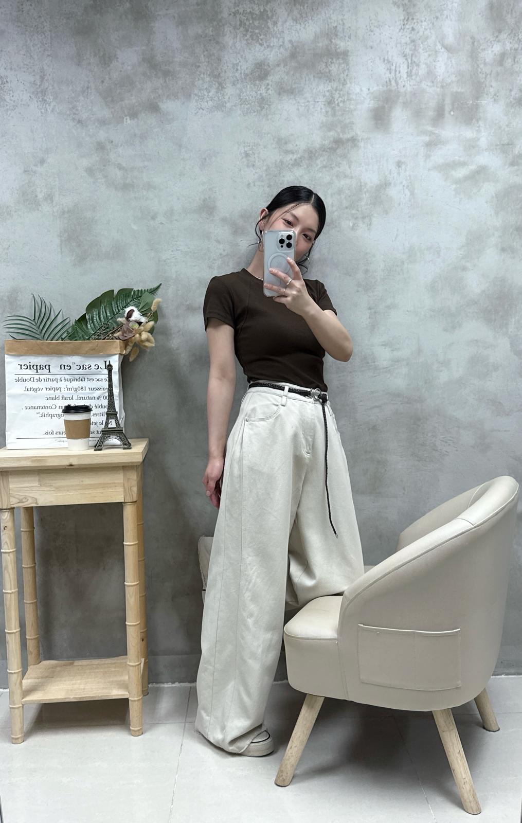 D22 後背設計凈色Tee