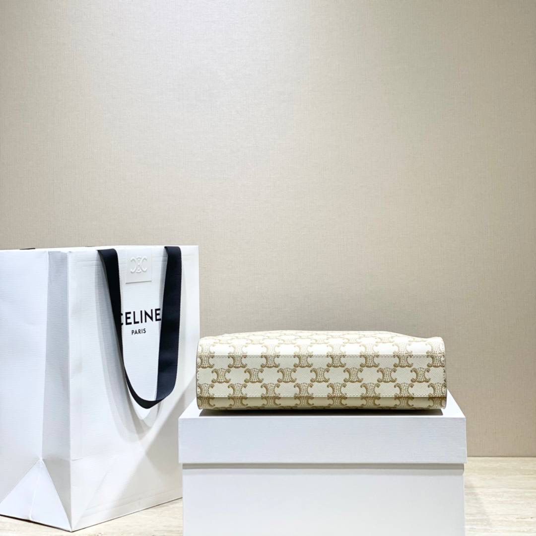 🔥大货实拍图 𝗖𝗘𝗟𝗜𝗡𝗘 ♥ 𝗧𝗥𝗜𝗢𝗠𝗣𝗛𝗘 𝗖𝗔𝗕𝗔𝗦 𝗧𝗢𝗧𝗘 思琳托特包算是无性别主义了，男女都可用。型号：191542 尺寸：28.5*33*8cm