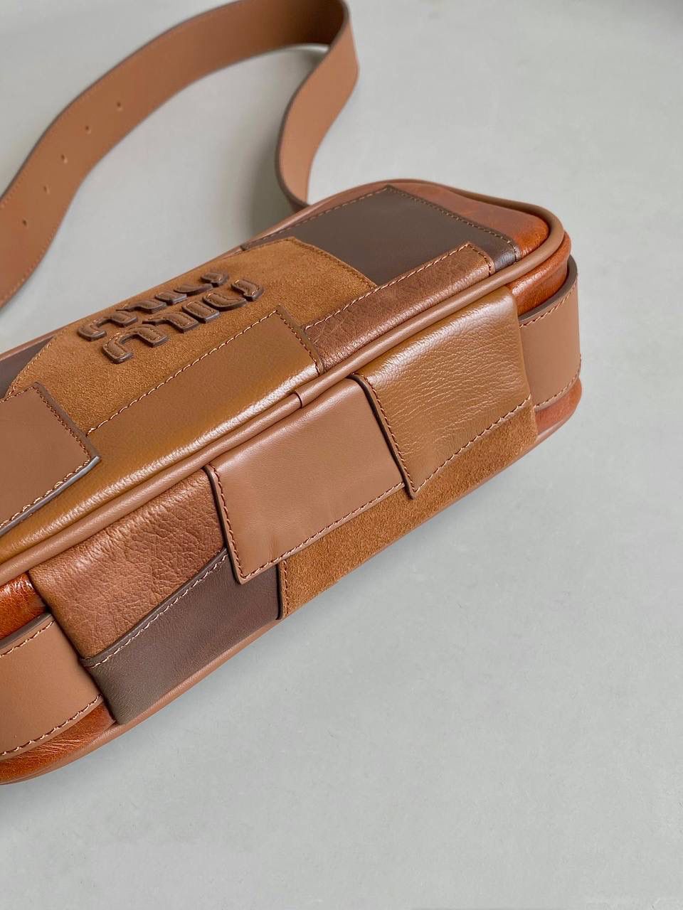 🈶拼接色 𝗠𝗶𝘂𝗠𝗶𝘂相机包，大爆款 这只大火啊！超有腔调的一款 简约精致的设计真的好耐看 不同色系拼接有点流浪感又透着高级 色彩搭配温暖而富有层次 把美拉德复古风拿捏的很到位 整体造型非常慵懒有个性，保证了舒适性和实用性的同时还兼顾了美观性 时尚，非它莫属了！ 24×11.5×7cm #F0015m