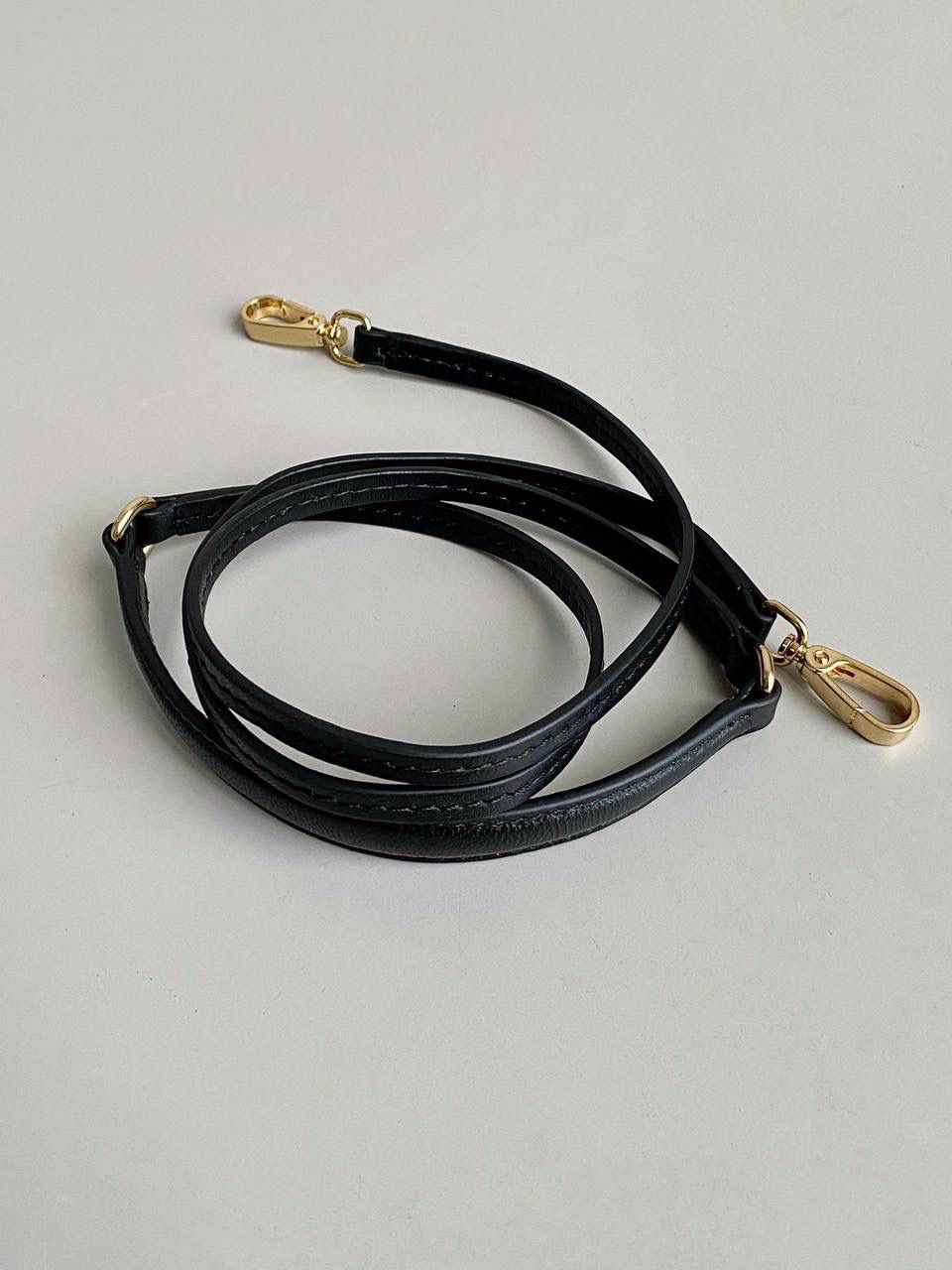 🈶黑色小号 𝗠𝗶𝘂𝗠𝗶𝘂 𝗪𝗮𝗻𝗱𝗲𝗿 𝗛𝗼𝗯𝗼褶皱腋下 火爆全网都不用多说，人手一只的程度 我们用的是进口小羊皮！非国产皮料 肉眼可见的细腻，软软糯糯触感非常好！他家经典独特的褶皱工艺，是要有一定厚度 底料太薄了都做不出它的饱满和弹性 更不是市场通货干瘪瘪的褶皱，实在太假 我们新合作的老师傅在这细节上扣的很认真 一缕一折都有zp的神韵，且做到对版！！ 追求高品质的来 小号：17×20×6cm，#F0013m 中号：18x25x7cm