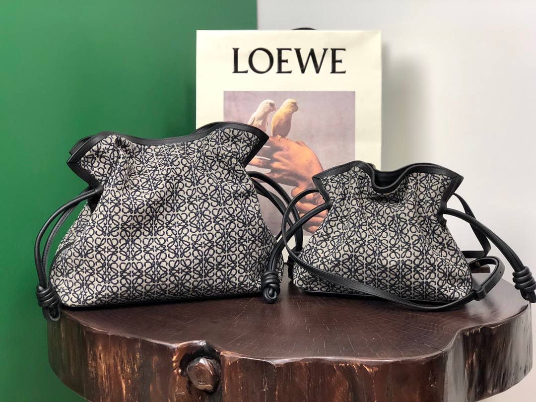 Flamenco clutch-NEW ┈┈┈୨୧┈┈┈ ✦中号✦ ❤️flamenco clutch bag可手拿亦可优雅斜挎 云朵般温暖亦轻盈的造型如此简单，💯耐看💯不会out的款式！ ❤️包袋采用进口小牛皮和提花帆布制成，手感如羊皮般细腻柔软，却比羊皮更加结实耐用，肩背、斜挎或手拿，🉑拆卸🉑调节长度。经典Anagram图案，人字纹棉质衬里。 ❤️ 采用拉绳收紧，品牌标志性绳结设计，收紧袋口就是小福袋造型，超Q，看着不大实际超会装😇 中号尺寸：30-24.5-10.5cm 编码：052028 迷你尺寸：22.5-18-9cm 编码：052030