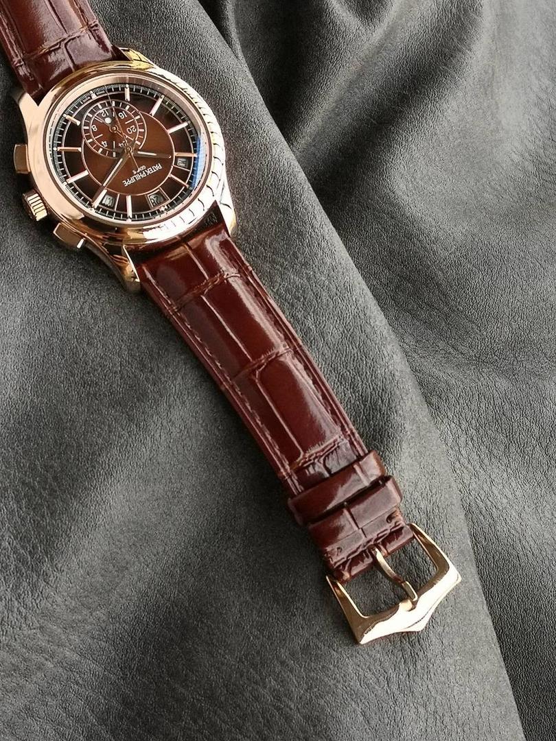 2024墙裂推荐 重金打造经典时计】——百达.翡丽复杂功能系列5905R-010重磅登场，迄今推出的首款Nautilus复杂腕表，以超复杂的工艺技术打造休闲运动腕表。 1⃣️小身板大能量：尽揽以下功能∶12点位日历功能 10点位星期功能 2点位星期功能 6点位24小时。所有功能都可正常使用。 2⃣️机芯采用复刻版Cal.240自动上链机芯，在实现外观的逼真前提下，功能一并完美诠释。 3⃣️改装大师独立制表人，倾情参与定制改装表盘颜色，给予独一无二的腕表增添有趣的灵魂！ 匠心力作 欢迎各位表友品鉴！