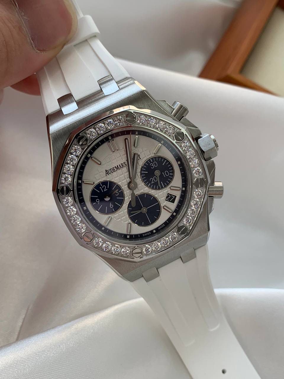 爱彼女款、小红书爆款，喜欢大表盘的女生、必备款，表盘37MM、蓝宝石防刮花玻璃，316精钢表壳、纯手工镶嵌32颗莫桑钻、搭配瑞士多功能石英机芯精准走时，表带采用进口橡胶工艺，佩戴舒适不过敏、折叠扣设计，佩戴便捷，数量有限，先到先得，多种色系，穿搭任选！