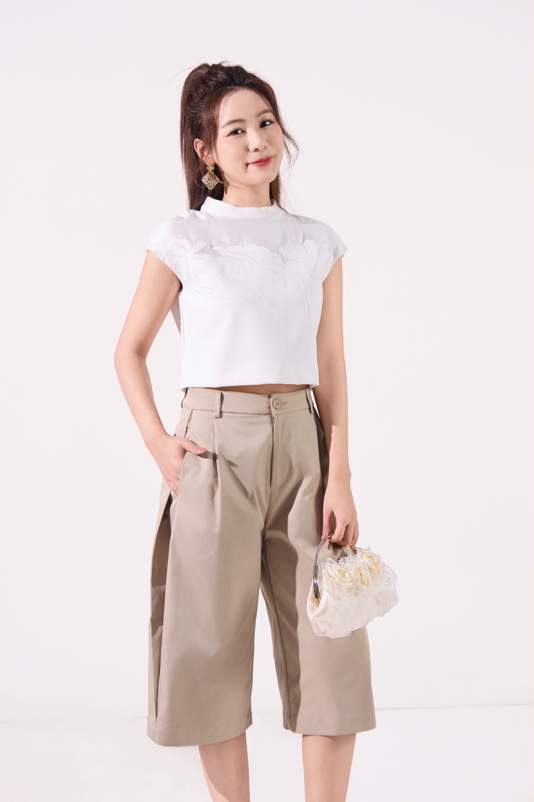 10141384 Embroidered Crop Top