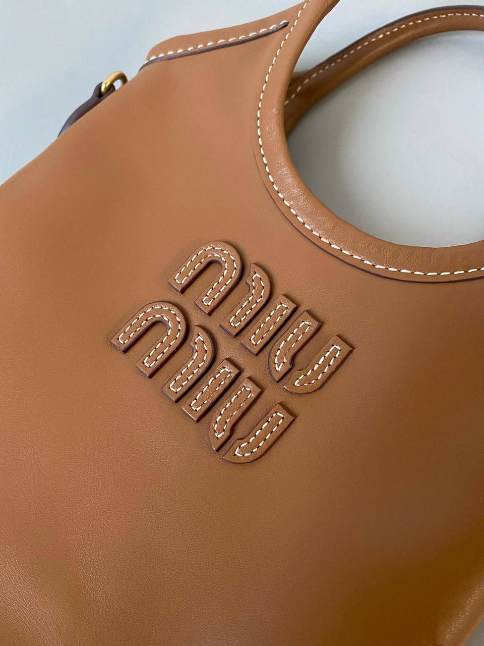 🈶干邑色 𝗠𝗶𝘂𝗠𝗶𝘂托特 缩小版的ivy来噜 真的是除了可爱还是可爱！ 感觉谁背都是萌萌哒hahaha～ 这种siza就不挑身高了，没有局限 还有肩带，除了手拿斜挎也巨好看 容量小包里算不错的了，日常外出足够，能放pro max 20×24cm #F0110m