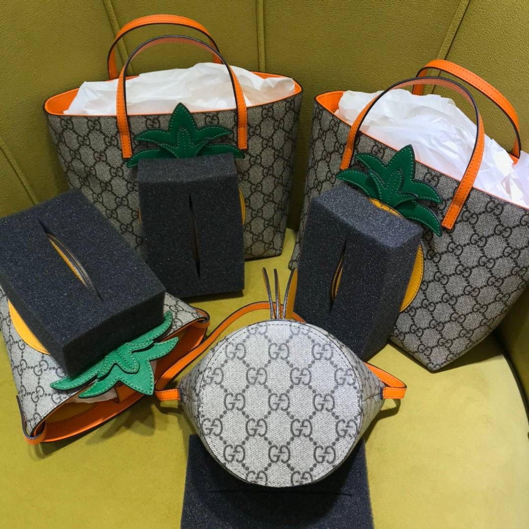 🔥𝙂𝙪𝙘𝙘𝙞原厂菠萝包 这款儿童菠萝包依旧很火，高颜值的搭配，很多小姐姐看到它都是毫无抵抗力～敲可爱！ 小菠萝：580850 尺寸：10*20*16cm