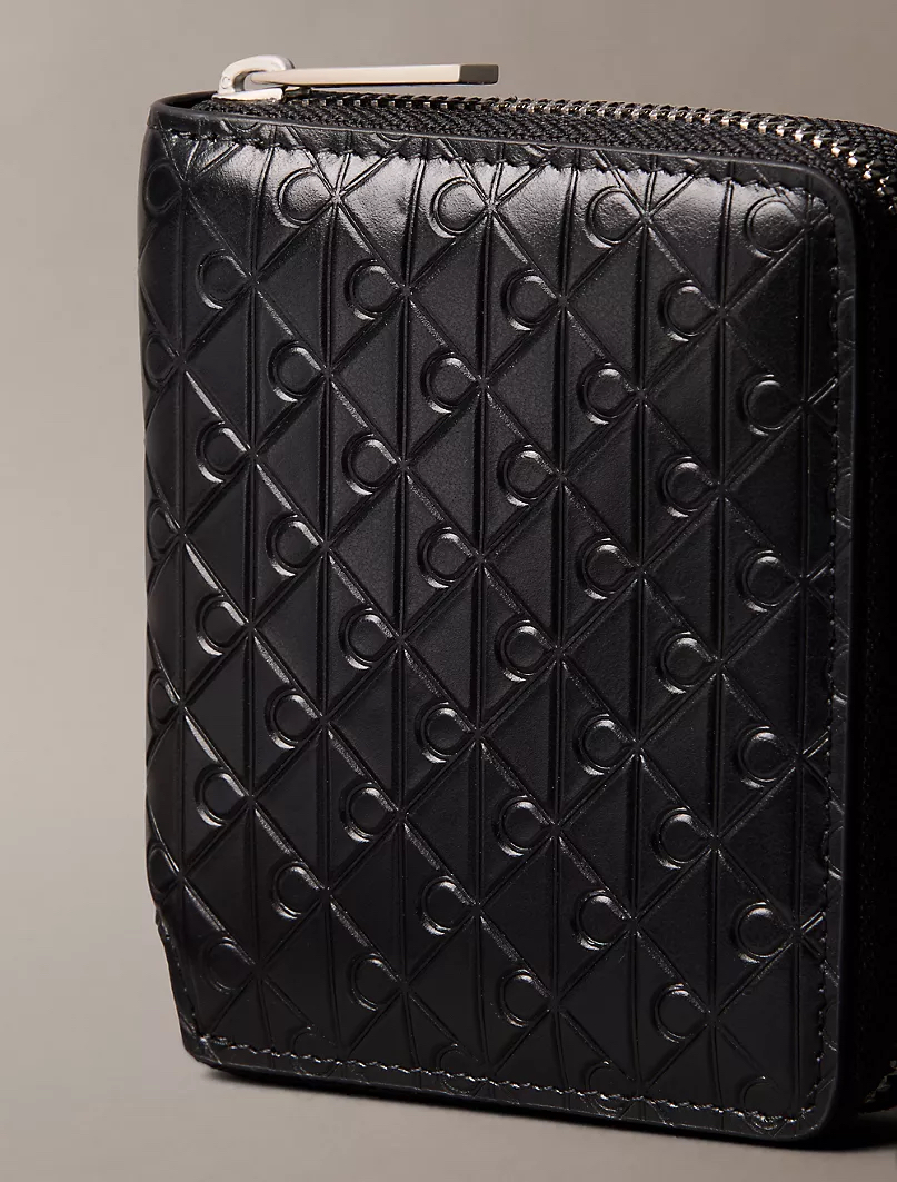 🛬🇺🇸🇨🇦Calvin Klein Embossed Allover Emblem Logo Zip Wallet直送現貨😎