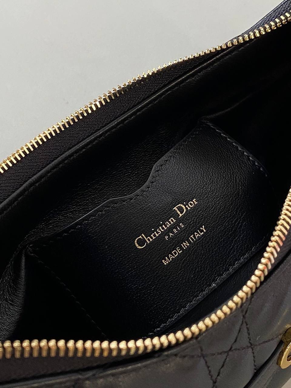 🈶黑色 𝐃𝐢𝐨𝐫 𝐦𝐢𝐬𝐬 𝐜𝐚𝐫𝐨水饺包 喜欢腋下包的有福啦！ miss caro系列的这款迷你单肩包 性价比极高，线条自然流畅 看着虽小，但装promax还绰绰有余 很适合日常出门、通勤、出游、轻装上阵 极尽优雅！ 23×13×6cm #💰118005m