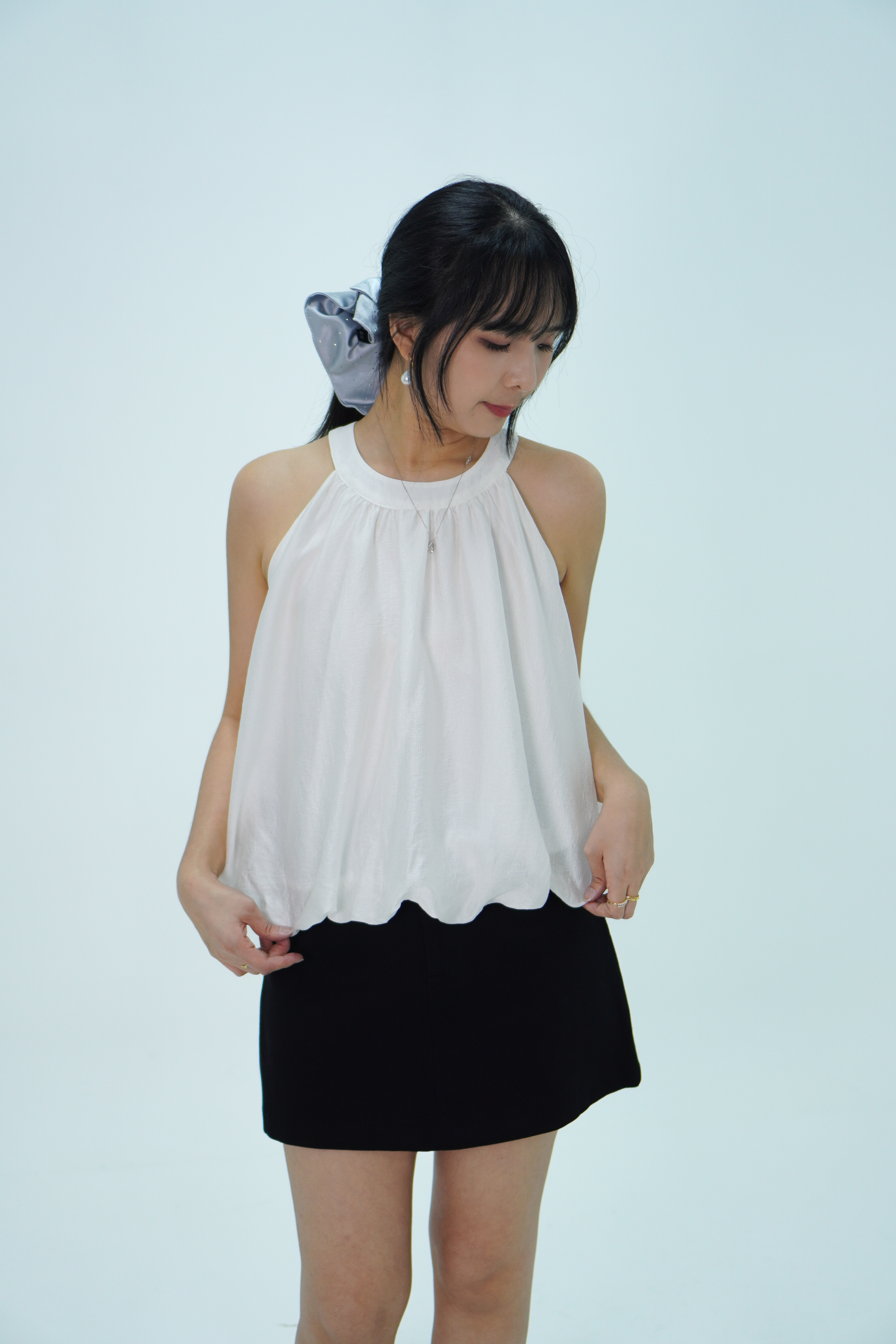 醋酸流光纱挂脖上衣