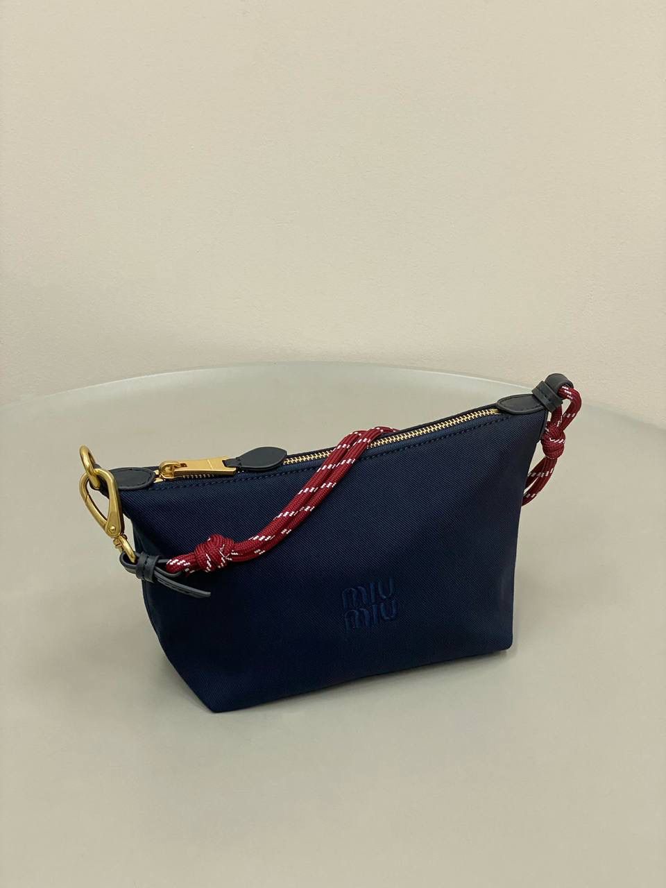 销量王🔥 𝐌𝐢𝐮𝐌𝐢𝐮饭盒包 靛蓝色 啊啊啊，好喜欢这个彩色的碰撞！ 帆布面料搭配撞色小彩绳直接封神了！！ 每个配色，简直就是锦上添花 不敢想象这个夏天背这只有多好看！ 容量就不用说了 很好装 还很耐磨 性价比也特别的高～ 时髦精必入这只好吗 绝对日常出门回头率超高的一只 抓紧冲吖！！！ 18.5×14×10cm #F0006m