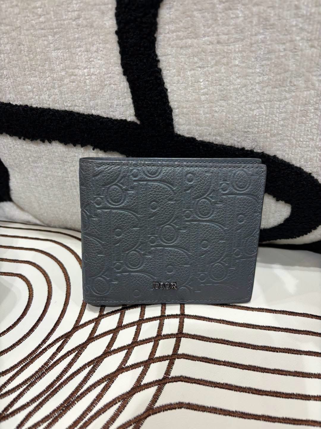 Dior wallet calfskin 100%Authentic, 99%new✅box