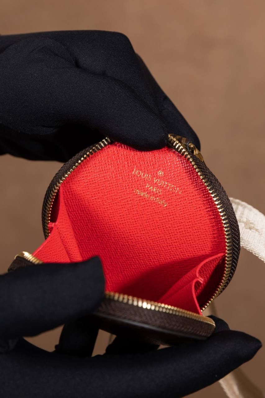 LV Onthego🎀 Toron 手柄搭配有品牌字样的提花肩带，风格对比很特别～ 还贴心附上 可拆卸零钱包，放零钱或小东西刚刚好，设计真的很加分👍 ▪️尺寸 25 × 19 × 11.5cm▪️ 大小刚好，不会太大也不会太小，日常出门超适合。 好看又实用，真的要说一句：设计师很懂女生啦～ 😆 这是 2023 早春系列，独家品质，这一季真的一定要选它！ 小号手袋把 Monogram + Monogram Reverse 拼在一起，再加上 Monogram Giant 图案，整体超有时尚感，怎么看都高级✨