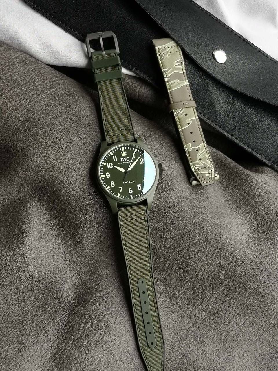 IWC 万国 IW3298-02 「森林绿」——全新材质打造，重磅登场 这款万国在巴塞尔表展只展出20枚，就被表友抢光，至今全球仍延迟上市。 我们通过巴西表友，在表展溢价30%才入手一枚，以此开版研发。 经过多次调试，联合日本粉料厂商，做出和正品一致的森林绿气化氧化锆陶瓷表壳，高温烧制后颜色均匀、韧性好、耐摔。 同时顶级字面厂同步制作表盘与指针：表盘森林绿配色，白色数字带细微绿丝，指针颜色与夜光效果均和正品一致。