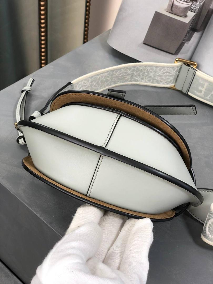 长在了中国人的审美上——罗威 精简低调的包款，设计也非常独特，采用天然牛皮革精制而成，并配有马鞍缝线的打结皮革带和侧面锁扣的金属插鞘，该系列包袋由此而得名。 迷你:15-9.5-12.5（中部最宽处21cm） 编码:522127织带粉末灰