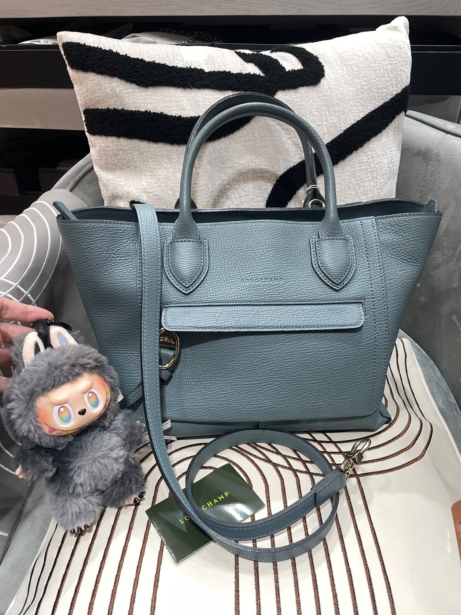 Longchamp mailbox bag calfskin 100%Authentic，98%new✅dust bag 專門店售價$💰6750‼️ 