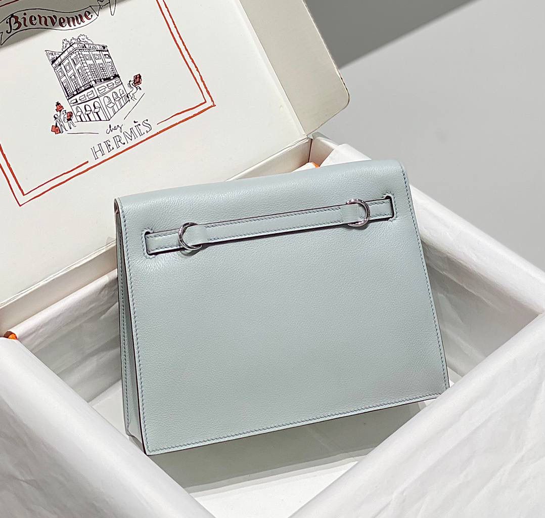 『圣杯蓝·银』 ‘’Kᴇʟʟʏ ᴅᴀɴsᴇ • Evercolor 🎀 时尚圈就是一个圆！ 最厉害的就是六种背法： 斜背、侧背、肩背、腰包、背包、手包 集美们一定要安排起来‼️ 22Cm