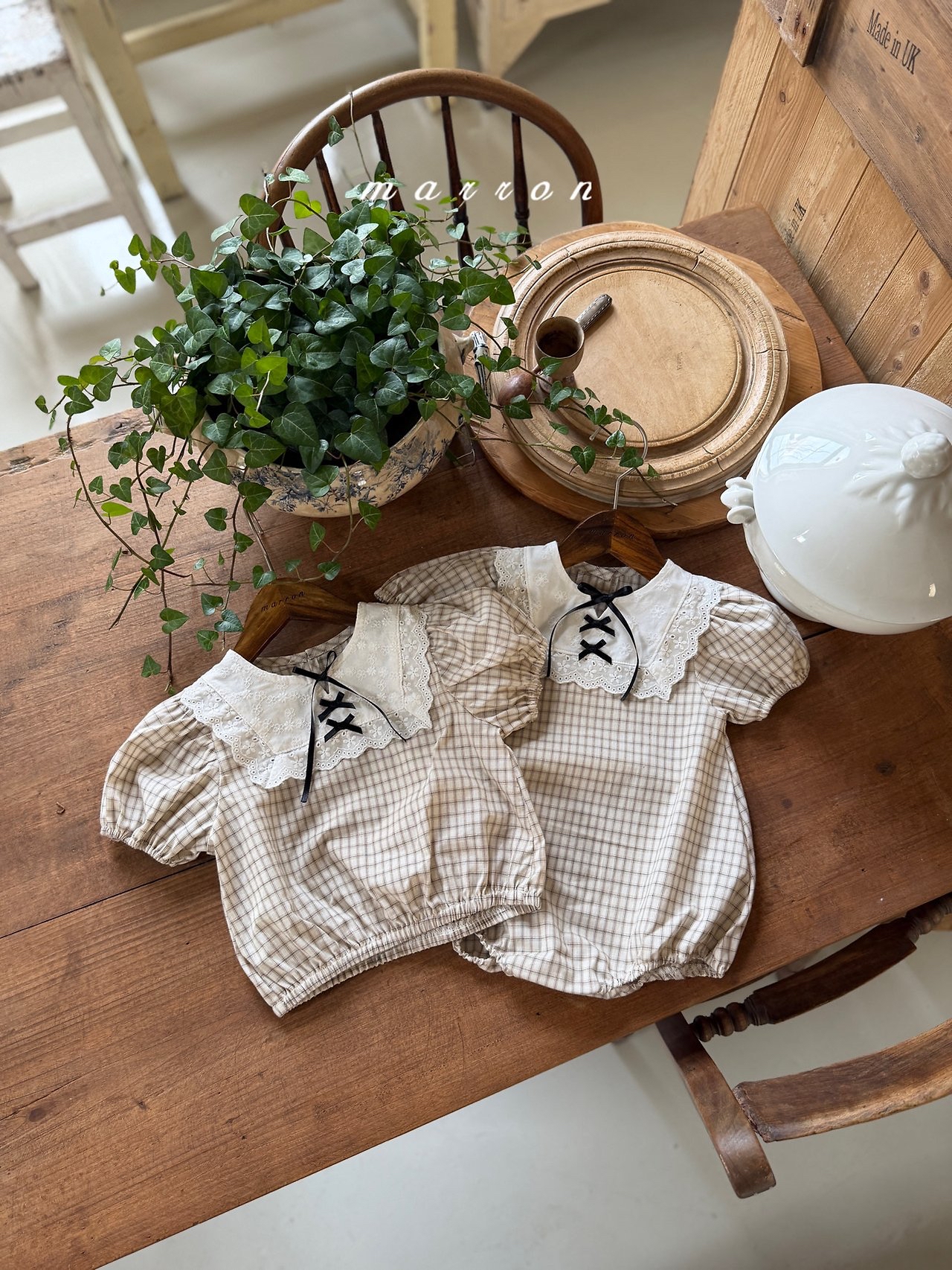 ☀️預訂 韓國直送☀️🇰🇷Marron兩色絲帶蕾絲領格紋泡泡袖包屁衣