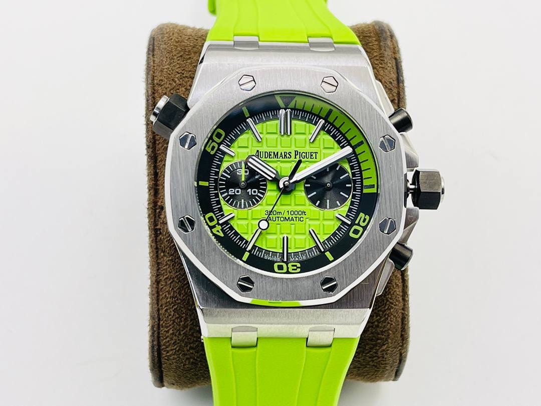 爱彼A P皇家橡树系列水果腕表！ 型号：26703 跑秒计时自动机械男表！搭载原版cal.3124机芯 直径：42MM！ 1⃣️表壳材质选用的904L精钢，经过CNC一次成型锻造了42MM的表径，表壳在经过拉丝工艺多次打磨抛光后做到了无懈可击，包括螺钉也一致还原！ 2⃣️表盘字面格纹错落有致，立体感很强。刻度线粗细程度以及长短均与正品保持一致。条钉时标内部填充超强夜光材料。两组小圆盘对称分布，就像两只小眼睛。盘面内有一圈一圈的放大环，细节处理很到位。 3⃣️橡胶表带表面的磨砂质感很强.采用无味不沾灰尘的进口橡胶，只为提高佩戴的舒适感！ 4⃣️前后玻璃都采用蓝宝石水晶镜面玻璃，镜面通透性也很强。这款腕表采用3124机芯，做到了外观和正品的极其相似，走时精准稳定！