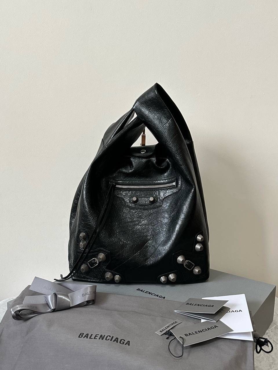 仅剩少量❗️ ba1enciaga le cagole菜篮子背心购物袋📌 超级酷且有趣的一只包 随意又慵懒，还有点酷酷，哈哈哈 是一只可以让全身穿搭升华的时髦包！ 真的很爱机车系列的皱褶感 这个一定要用原厂皮！原厂皮！ 国产的皮又硬又光滑 而且没啥油蜡皮的纹路 一点柔软质感都没有❌ 皮料决定整个包的灵魂 我家的货啊，价格虽贵，但是货好！！ 拒绝市场便宜国产皮通货👿👿 32×30.9×13.9cm780976m