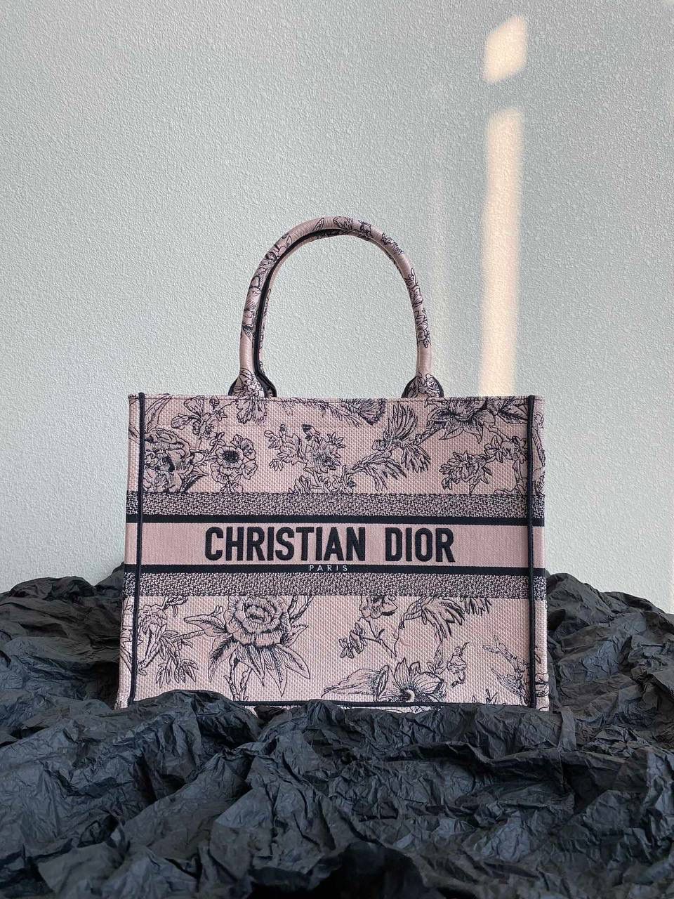 🈶植物花园，胭脂粉中号 𝗖𝗗 𝗕𝗼𝗼𝗸 𝗧𝗼𝘁𝗲 23早春度假系 浪漫的花卉刺绣，细节感非常强了🥰 栩栩如生，不言而喻的精湛刺绣工艺 握住只有你的花花世界吧 36×27×16cm