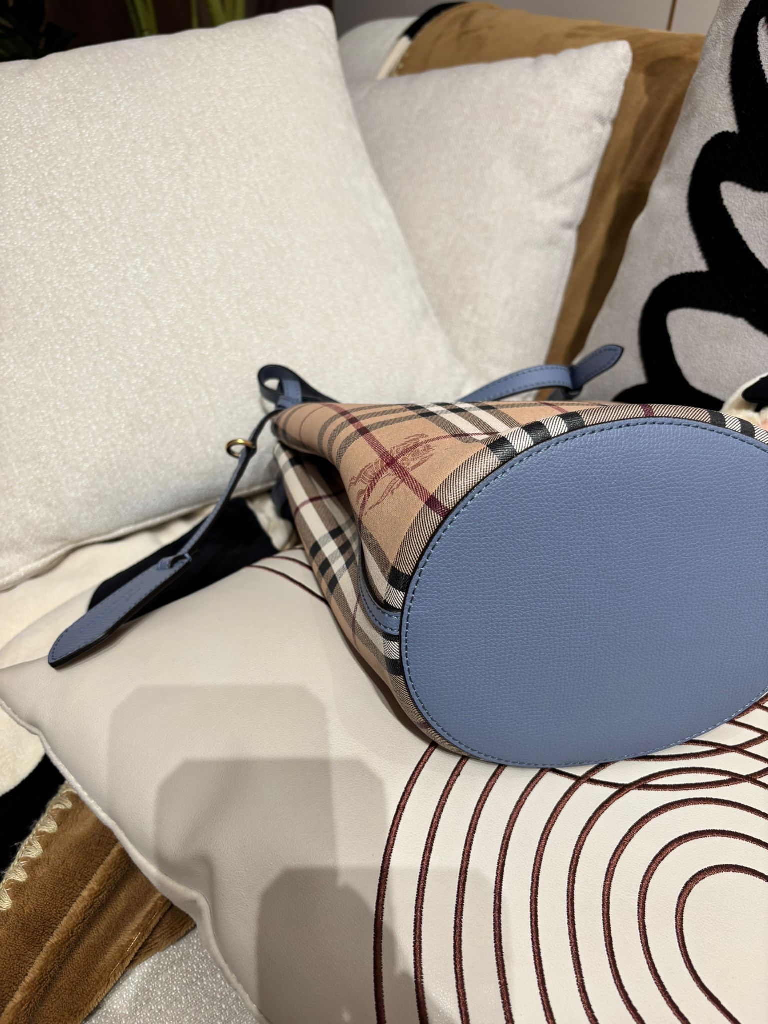 Burberry bucket bag 100%Authentic,98%new