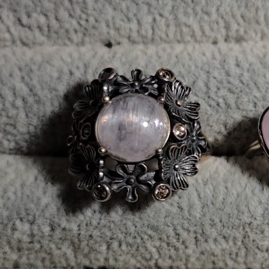 Cat's eye kunzite floral ring with rainbows in adustable sterling silver (A) - KNZ1