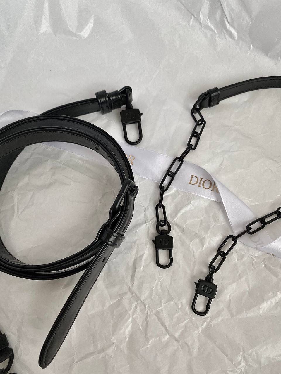 𝗗𝗶𝗼𝗿 𝗗-𝗝𝗼𝘆 𝗯𝗮𝗴哑光黑色🖤 时尚果然就是轮回，回归了一把中古戴妃 特殊处理的哑光牛皮钻石藤格纹，八个切割面挺括有型，全套磨砂材质五金，长方包形短链条➕细长肩带直接封神！！ 复古时髦感超强，真是什么场合都可以把住🥹绝对是lady中的天花板了，强势出圈啦姐妹们🤩 26 x 13.5 x 5cm