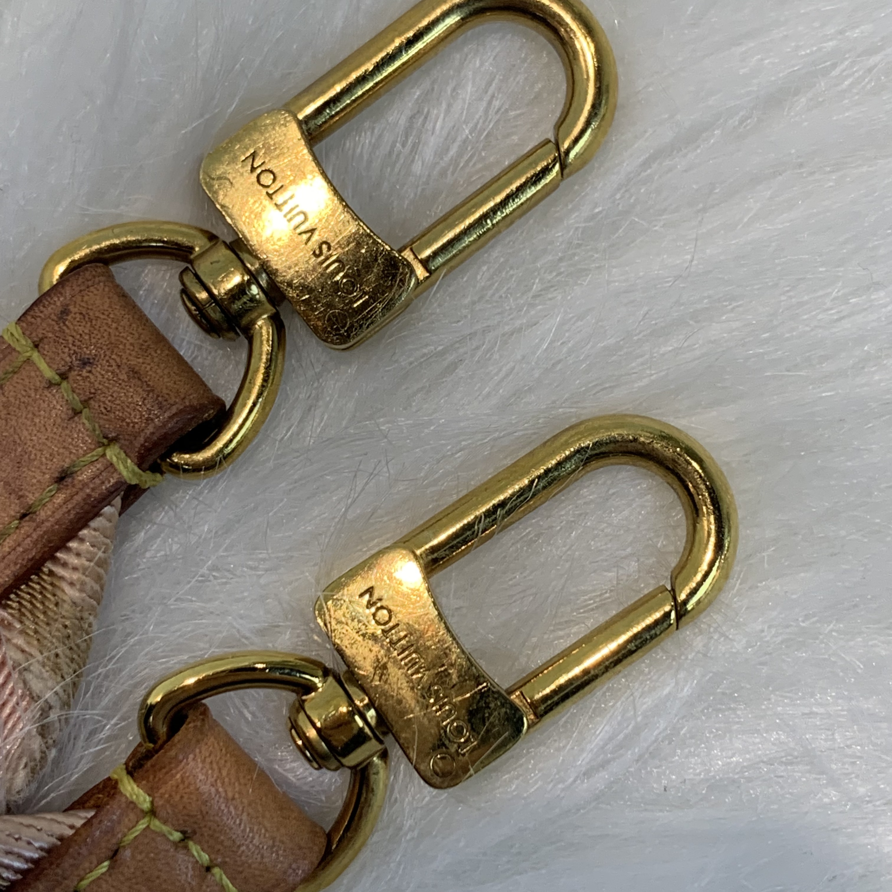 LV老花五合一金扣手挽肩背棕色包