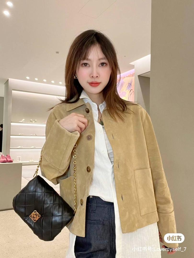 👉🏻羊皮【𝘗𝘶𝘧𝘧𝘦𝘳 𝘎𝘰𝘺𝘢】 —深卡其绿❤️ 编码：012122 尺寸：𝟐𝟑-𝟗-𝟏𝟕𝐜𝐦 ❤️采用轻柔纳帕小羊皮，经过裁剪、缝制和手工编织制成，内里一个主要隔层，一个拉链口袋和一个插袋。 ❤️配有可拆卸的金属甜甜圈链条和一条可拆卸可调节的皮革带子。可肩背和手拿