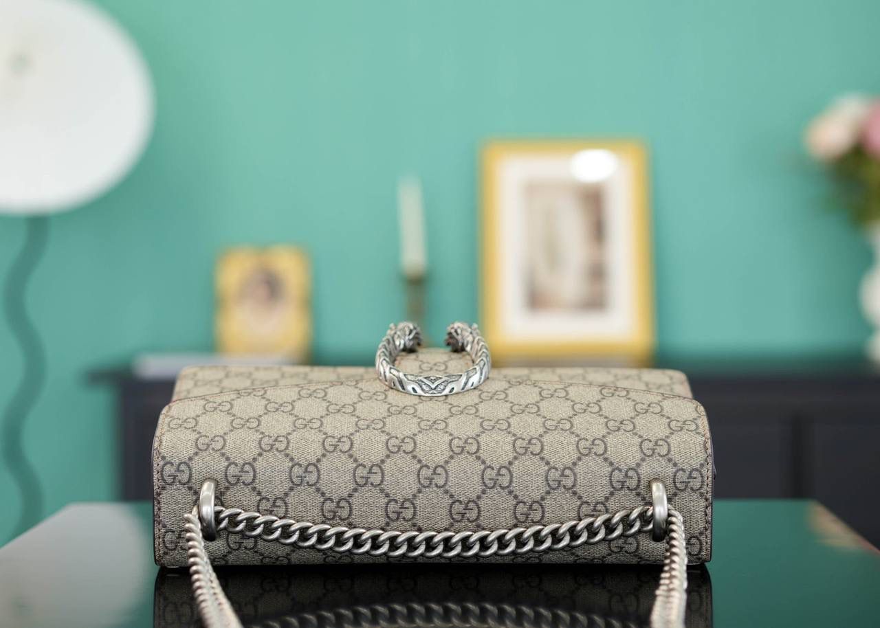 🥯GG Dionysus系列小号手袋酒神 老花红 28cm GG家入门级小包推荐，酒神里面的经典基础款 经典酒神扣搭配原厂小牛皮 出镜率非常高 简直是穿搭利器 官方款号 476432 尺寸迷你：16.5x10x4cm 尺寸小号：28x17x9cm