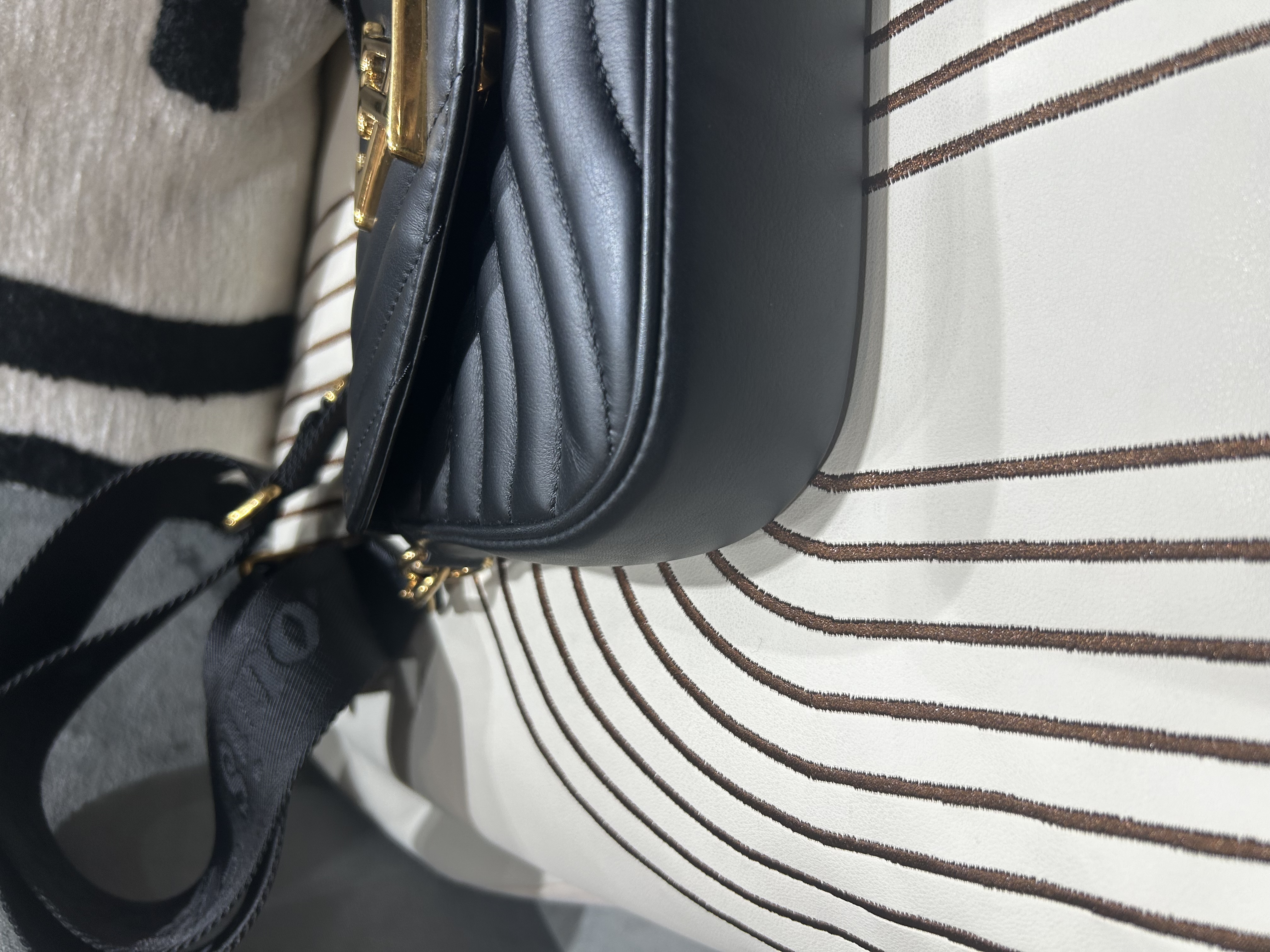 Lv New Wave Multi-Pochette Shoulder Bag M56461 100%Authentic, 98%New ✅NHF✅Coin Case ✅Dust bag✅Box