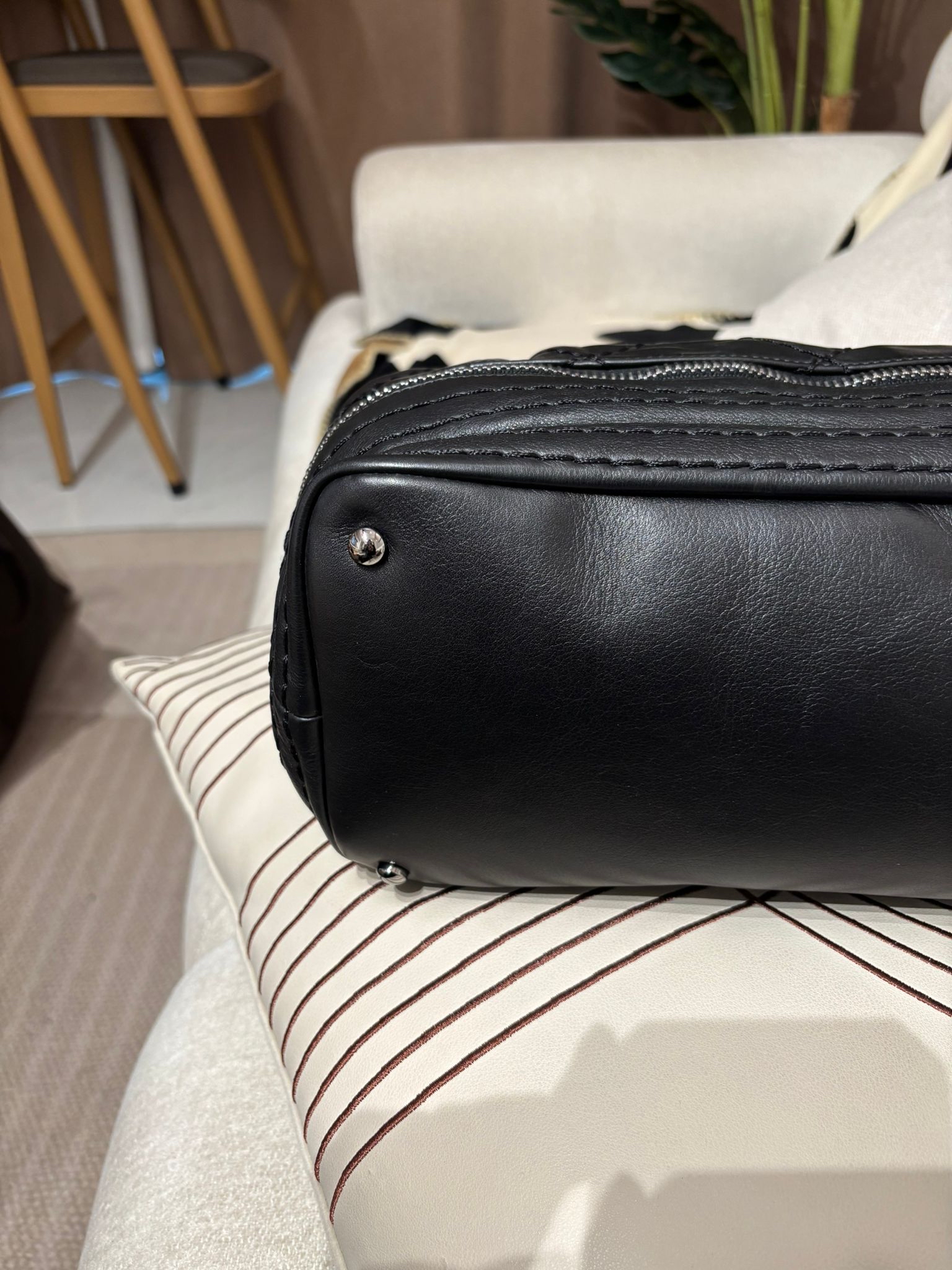 Chanel Shoulder Bag 黑色牛皮銀扣100%Authentic, 98%New ✅11Card ✅Dust bag