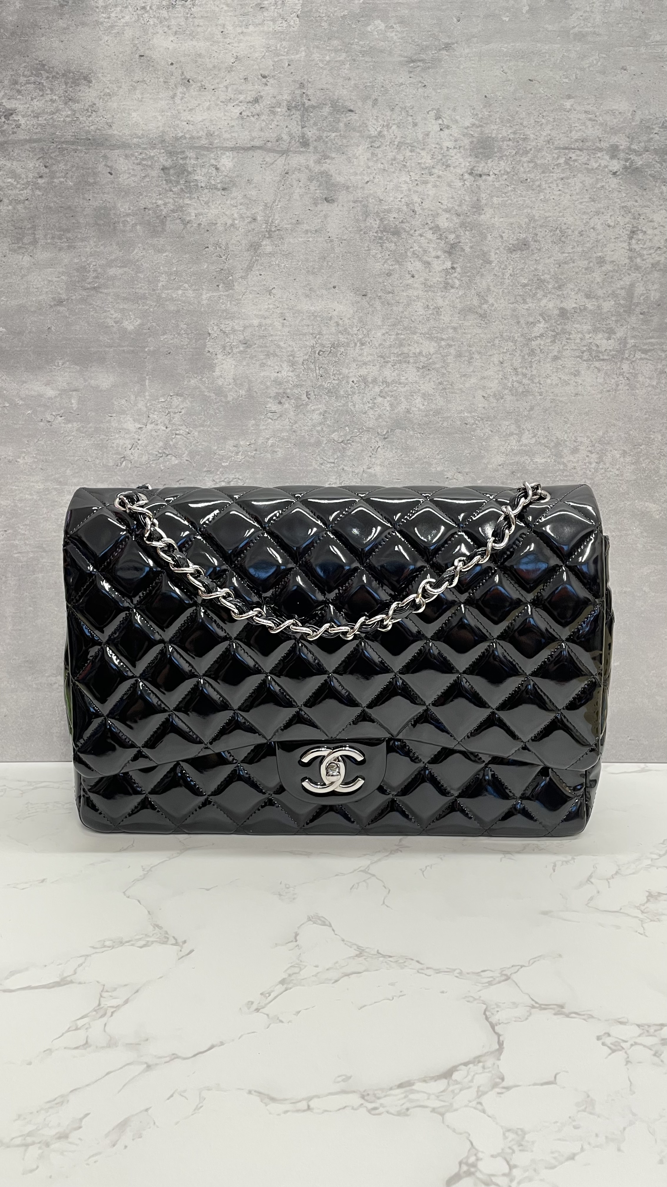 Pre-owned Chanel Maxi Jumbo