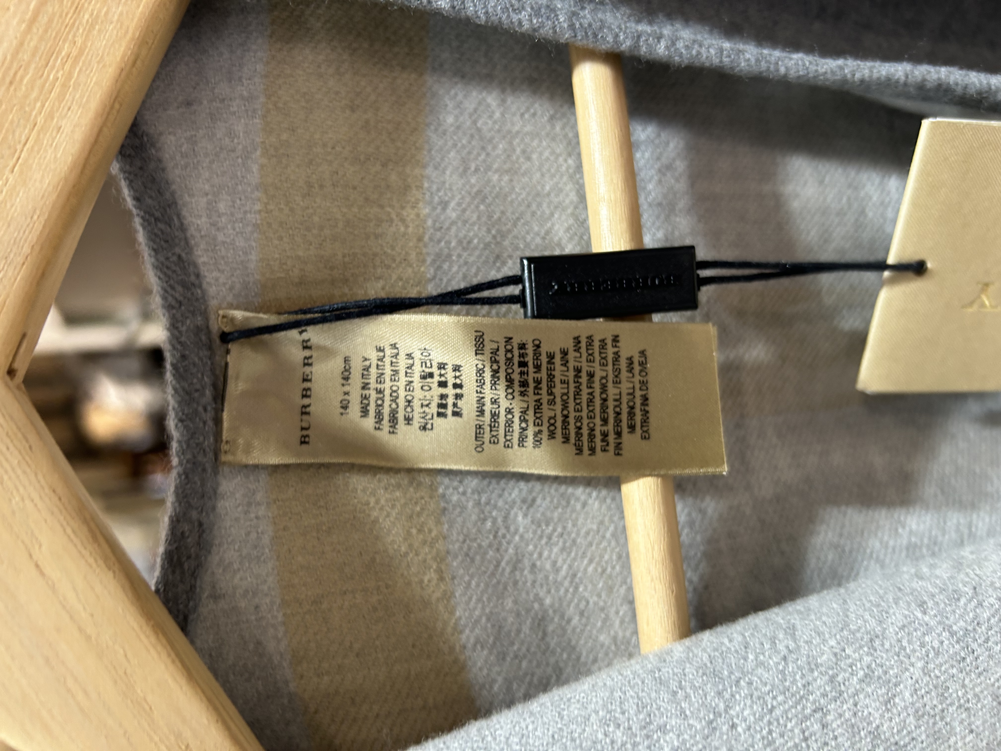 全新 Burberry BURBERRY Reversible Check Cape Scarf 灰色100%羊毛格紋雙面披肩圍巾 100% Wool scarf 100%Authentic, 全新未使用品